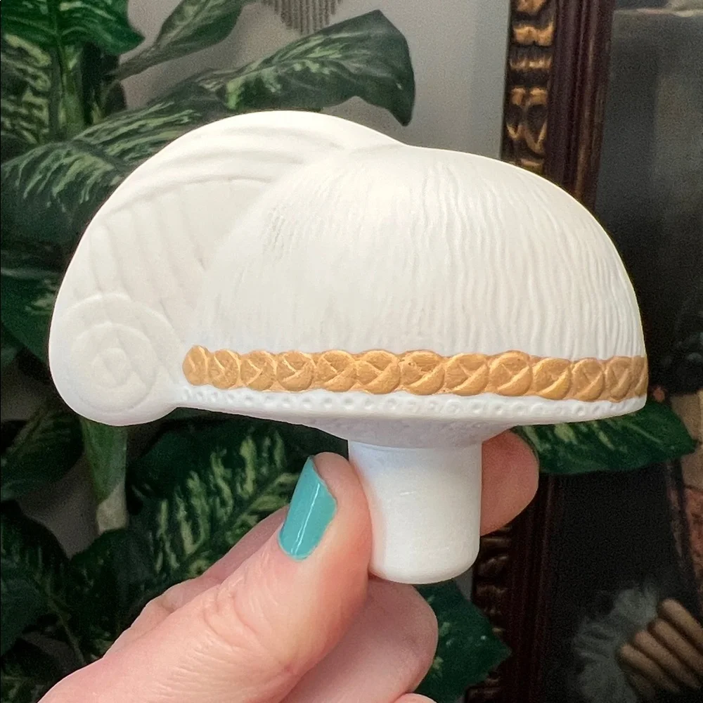 Lladro Privileged Gold Centurion Hall Wine Bisque Porcelain Wine Bottle Stopper